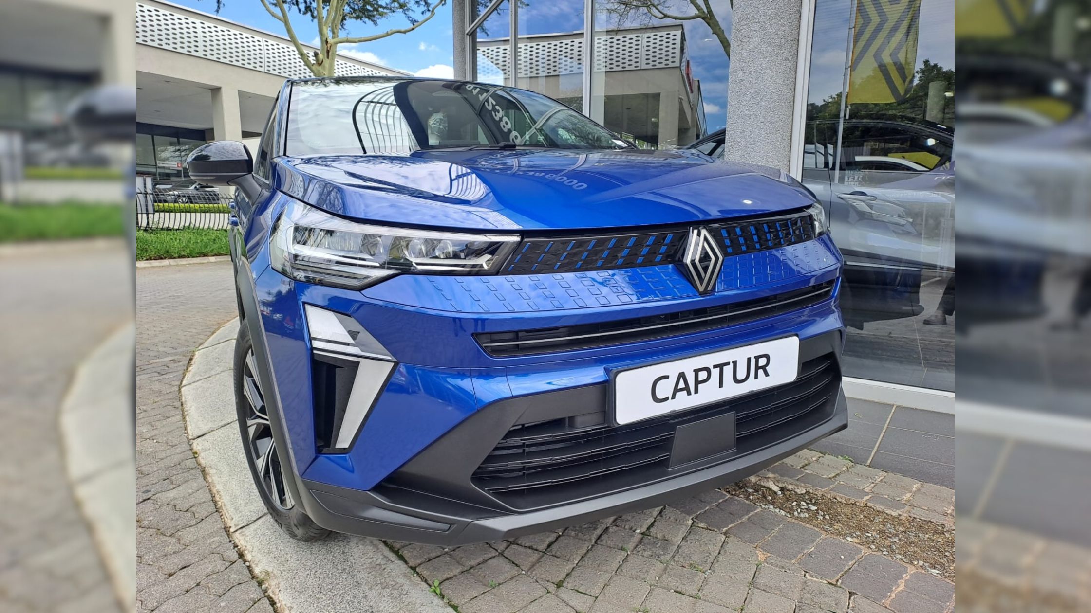 Renault Captur front grille at CMH Renault Midrand